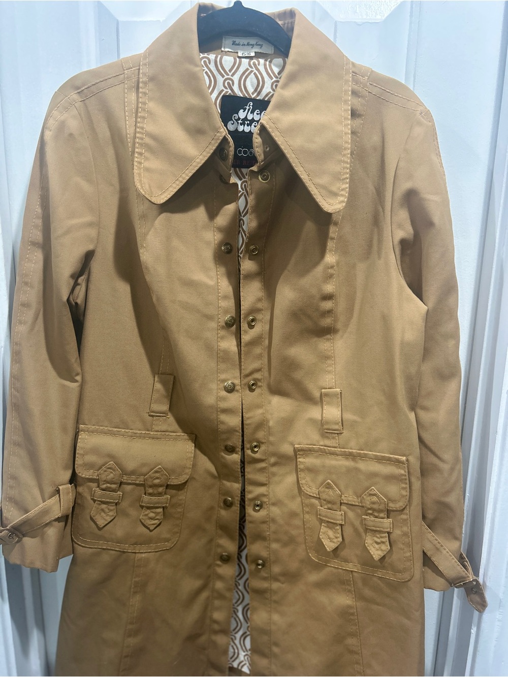 Vintage Classic Tan Trench Coat with Buckle-Flap Pockets